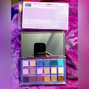 Huda beauty retrograde pallete brand new one of my absolute favorite Palletes